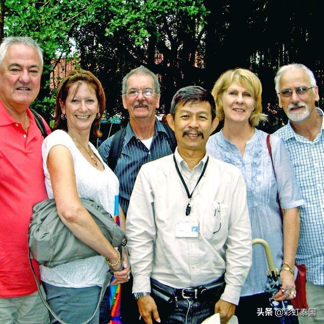 出国旅游为什么老外都是背包客中国人都是团队游？