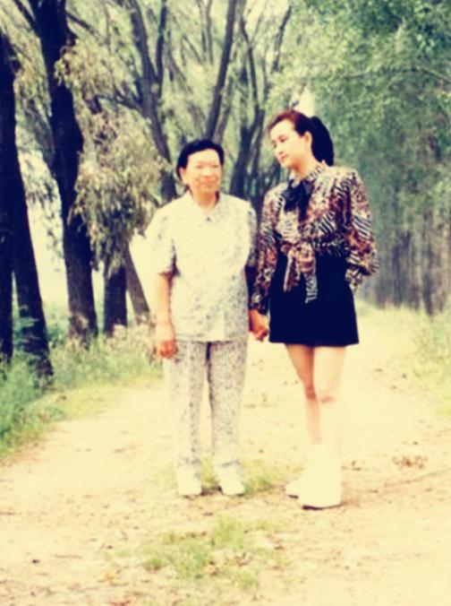 劉曉慶：與同母異父妹妹相伴60年，一起輝煌，一起進過秦城監獄