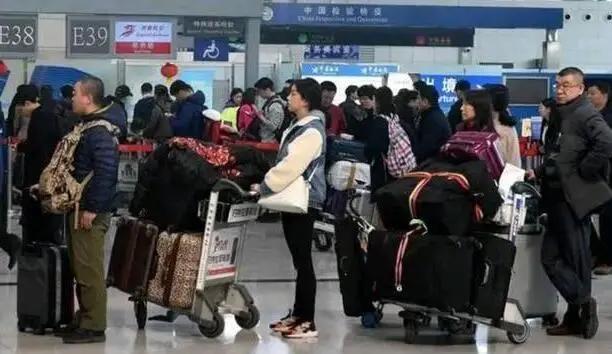 10万华人被美国遣返，没了国籍他们咋办？中国做法尽显霸气