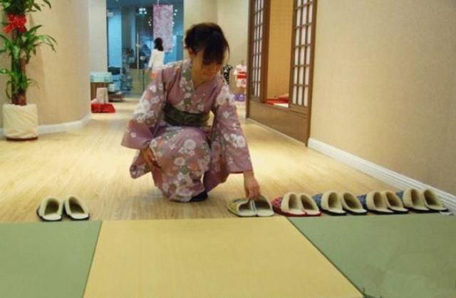 日本人到室內要脫鞋，要是有人腳臭咋辦？中國留學生說出貓膩