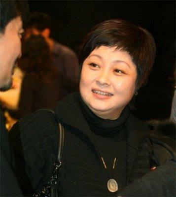 傅彪離世15年，留百萬債務給張秋芳母子，如今她過得怎麽樣了？