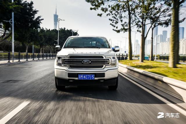 坐上一辆全地形头等舱的豪华皮卡，出发去一万种征途的自由世界