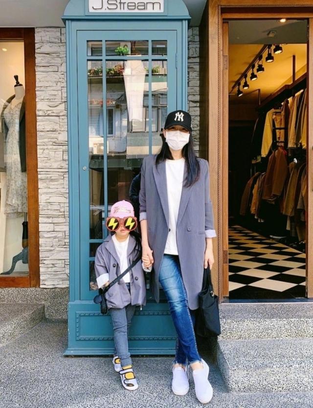 伊能静和小9岁老公走机场，洋气打扮比老公嫩，一脸宠溺看着秦昊