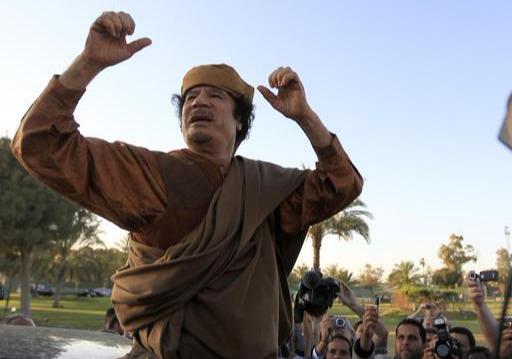 卡扎菲被人击毙之前，逃亡之路太狼狈