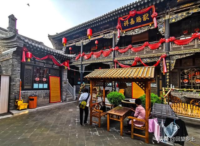 夜宿平遥古城里一家客栈，古色古香的建筑让咱仿佛成了电视剧中人