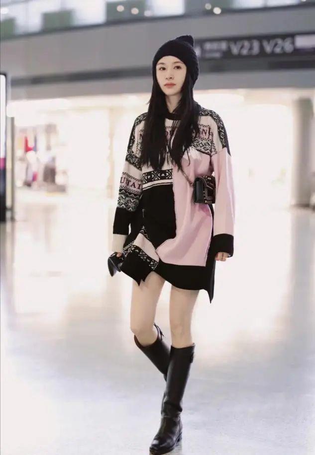 王子文留长发像变了个人！双腿细得连靴子都填不满，太瘦了也不好