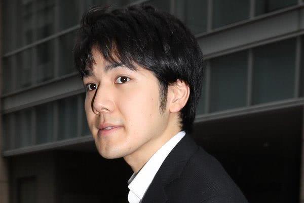 真子小室圭让日本皇室头疼，像极了哈里梅根，纪子妃或拗不过公主