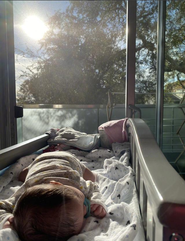 古巨基晒照承认当爸，52岁高龄老婆无惧风险怀胎，群星排队送祝福