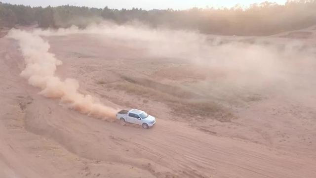 坐上一辆全地形头等舱的豪华皮卡，出发去一万种征途的自由世界