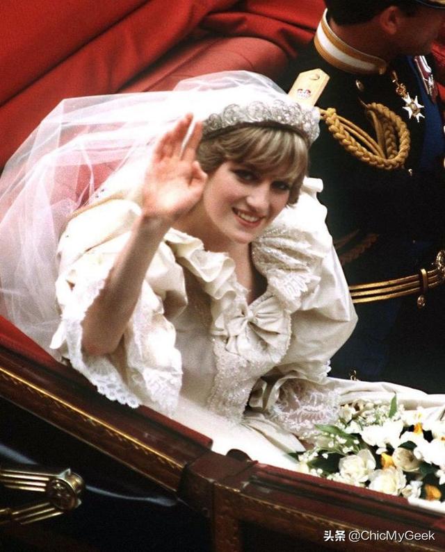 戴安娜的複仇裙、女王的白手套......英王室穿衣心機暗藏