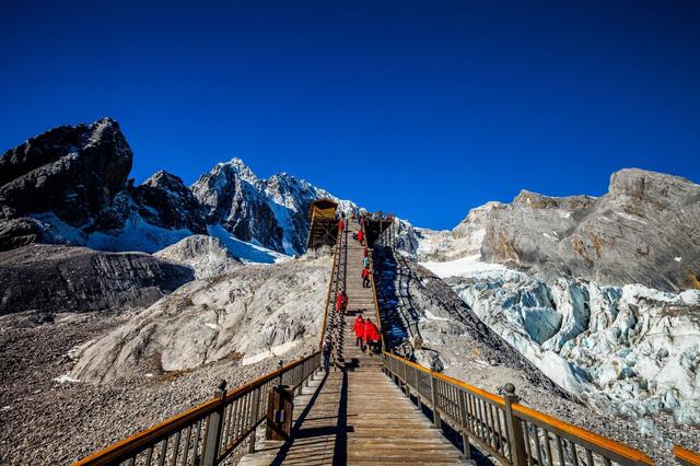 中国雄奇壮美的雪山，图文介绍其中18座，含“冰山之父”