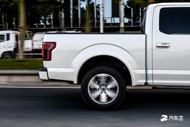 坐上一辆全地形头等舱的豪华皮卡，出发去一万种征途的自由世界