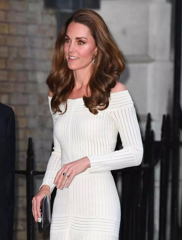 凯特梅根同框较量，全程零交流，梅根主动搭话被无视气坏哈里