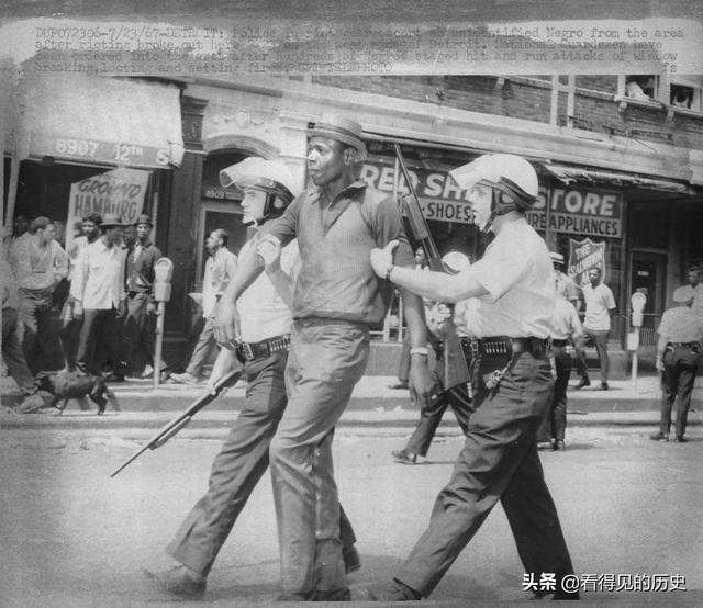 60年代美国种族骚乱，白人警察大战黑人青年，下手可真狠