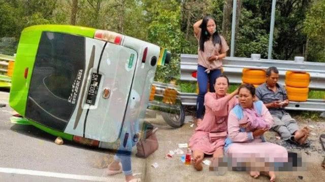 印尼小巴司机光顾着看路边拍照的三姐妹，结果发生车祸致14人受伤