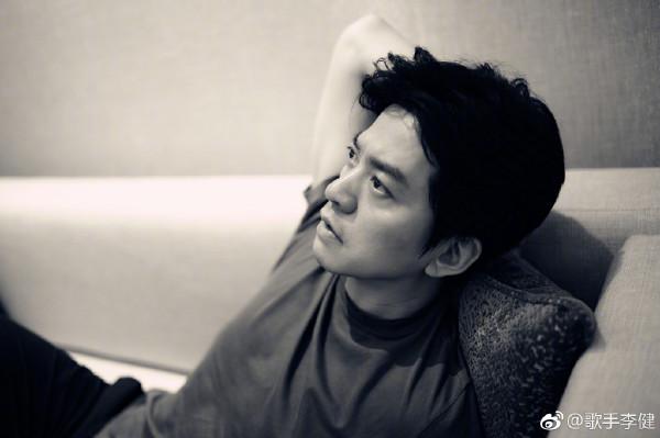 那一年，王菲给李健发短信：我要在春晚唱你的《传奇》，没意见吧