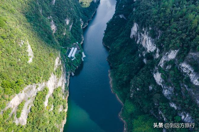 贵州大山悬崖下发现一户人家，车路不通只能乘船，真是仙境