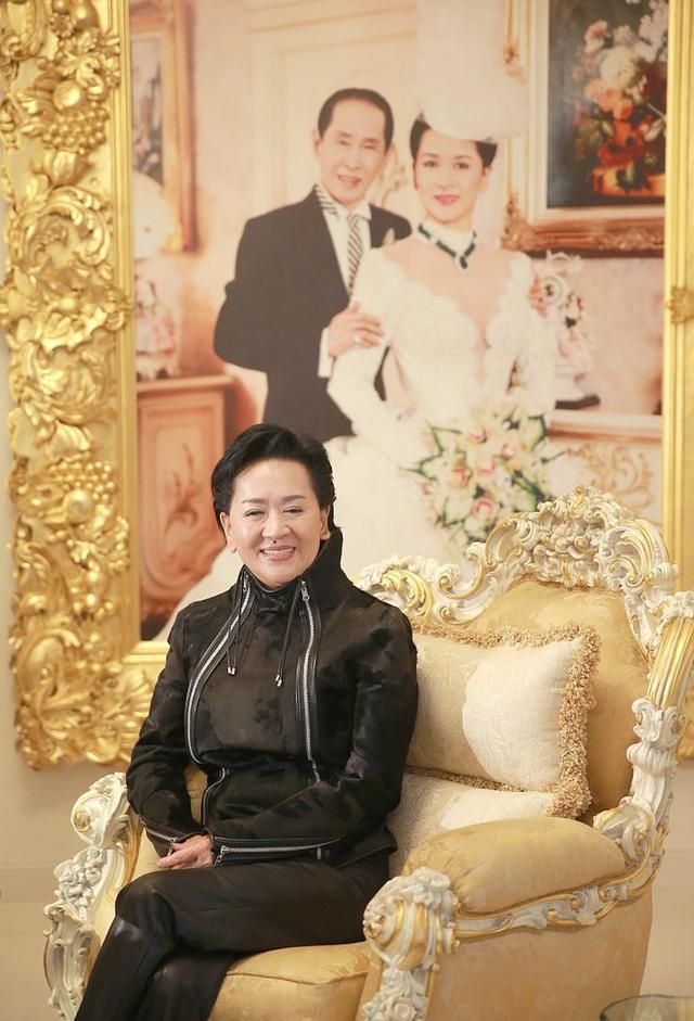 洪金梅长子邓兆尊承诺不卖母亲故居,四兄妹共拥15亿租住永祥大厦