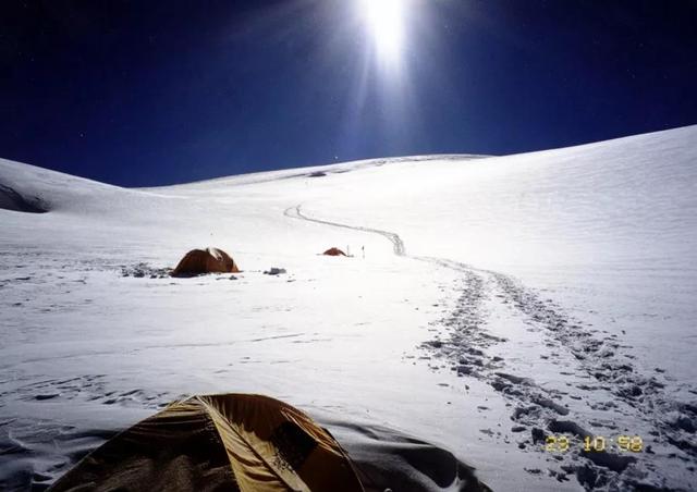 在裝備不齊全下，攀登海拔7546米“冰山之父”，是種什麽樣的體驗