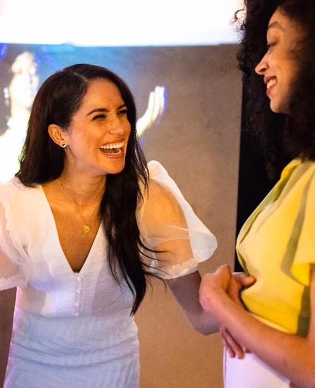 梅根回伦敦后的造型尽显时尚