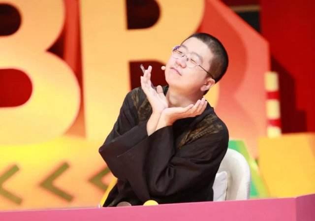 他躺着都能让全国人爆笑，现在站起来了，还想组团忽悠我们？