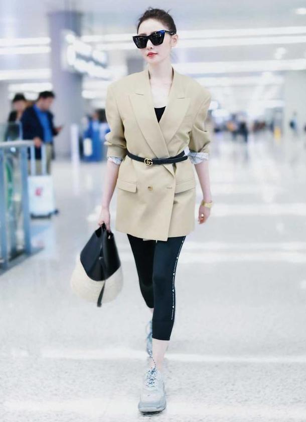 张天爱太自信了，用西装来搭“打底裤”也不丑，普通人不敢这样穿