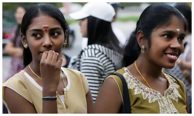印度姐妹来中国旅游，街头逛了一圈后很疑惑：中国的富人在哪里？