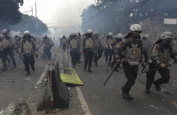 印尼警方宣布已驱散街头抗议人群，有参与者疑受雇佣
