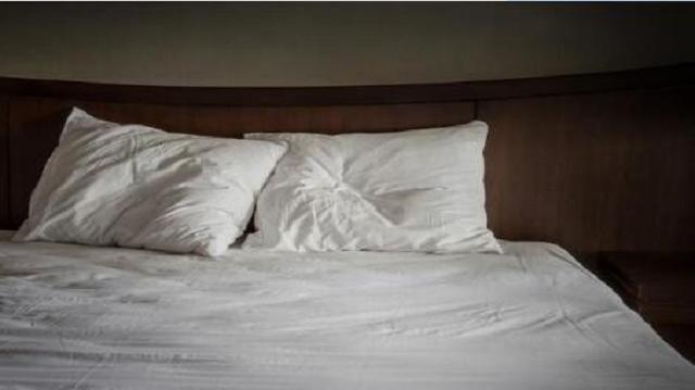 爲什麽現在的酒店單人床都要放兩個枕頭？今天帶你去了解一下原因