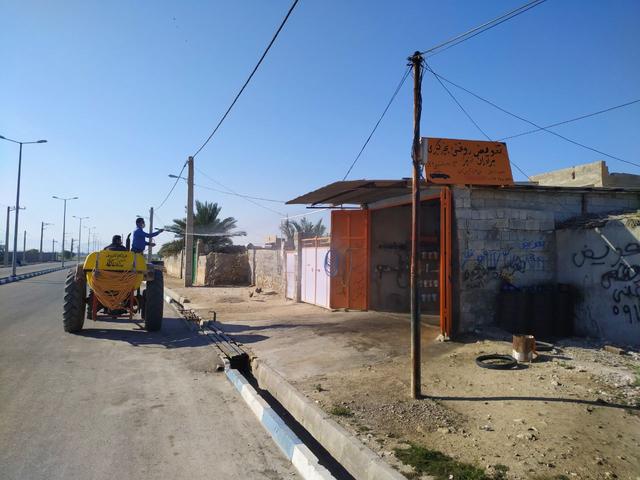 伊朗街道也变成空荡荡，只有消毒人员在工作