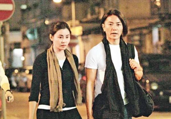 郑伊健夫妇返港，胸前挂空气净化包，被曝欲移居日本惹争议