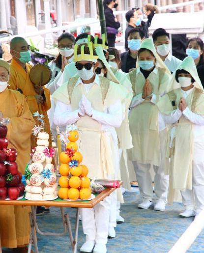 郭富城捧遗照送母亲最后一程，方媛父母现身拜祭，葬礼被全程跟拍