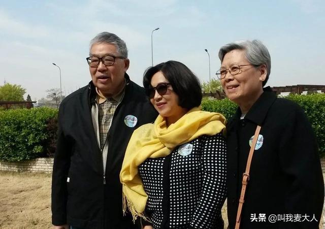 李连杰和59岁前妻黄秋燕拍合照，为避免利智吃醋，她故意站最边上