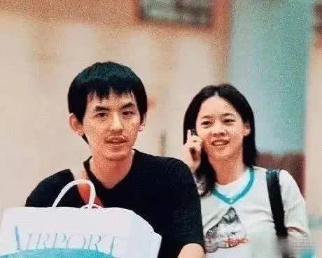 三角恋恩怨结束，他娶了小自己19岁的女友，两位前任大方送祝福