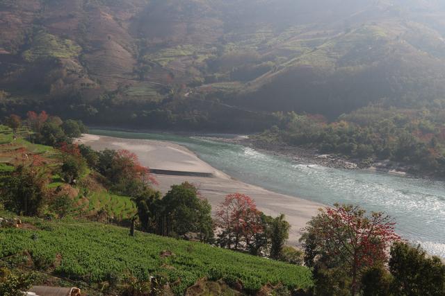 寒山江畔相映红，锦绣河山拂春风
