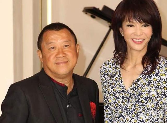 两任妻子，20年的痴情，也唤不回曾志伟的真心