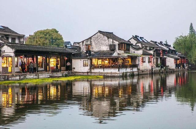 浙江这个著名5A景区，白天夜晚美如画卷，为何游客吐槽是酒吧古镇