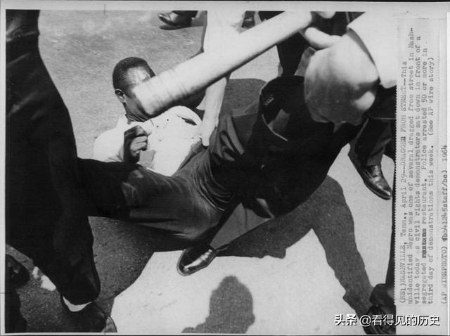 60年代美国种族骚乱，白人警察大战黑人青年，下手可真狠