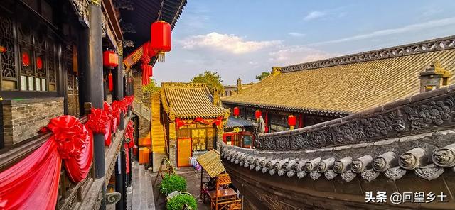 夜宿平遥古城里一家客栈，古色古香的建筑让咱仿佛成了电视剧中人