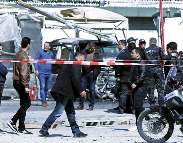 武装分子自杀式袭击美国大使馆，现场一地碎片，致死伤多人