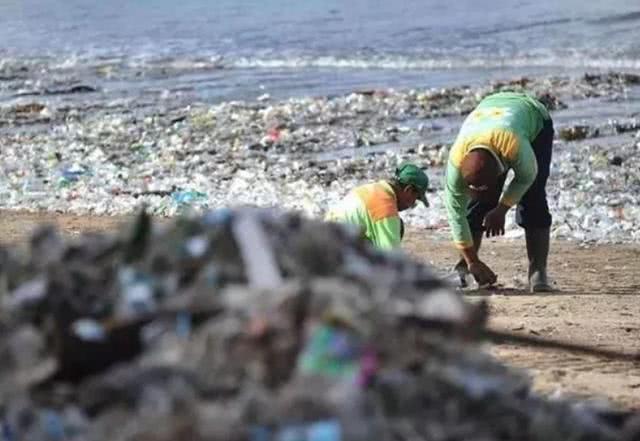 曾责备中国游客丢垃圾的景区：如今中国游客骤减，依旧是满地垃圾