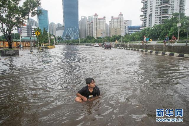 印尼首都遭暴雨侵袭引发洪灾 致21人遇难3万多人无家可归