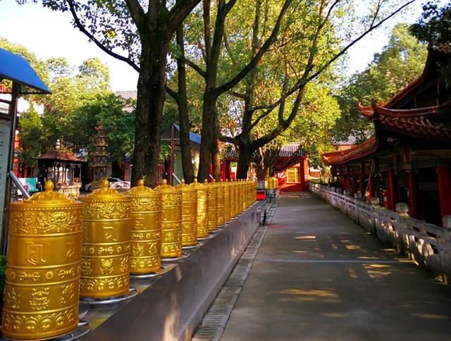 四川旅遊：瞻仰川中廟宇中江白塔寺（圖）