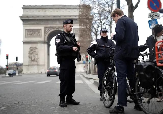 受够那些不肯在家隔离的人，各国终于怒了：故意传播病毒判谋杀罪