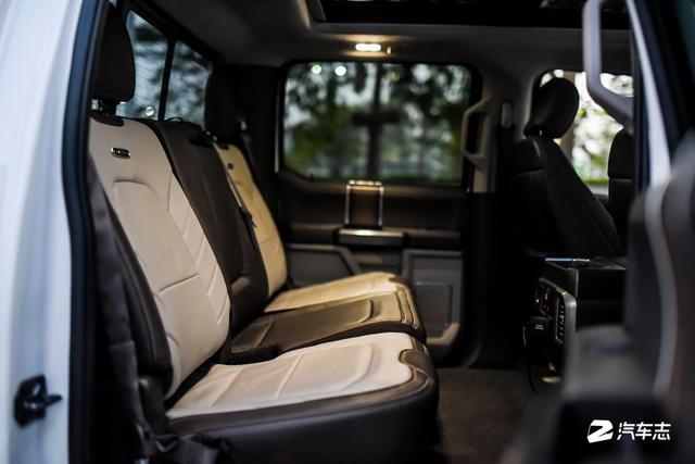 坐上一辆全地形头等舱的豪华皮卡，出发去一万种征途的自由世界