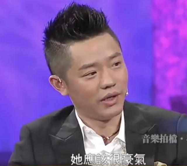 多亏玲花重情义，凤凰传奇才火了15年！不是两口子结婚生娃神同步