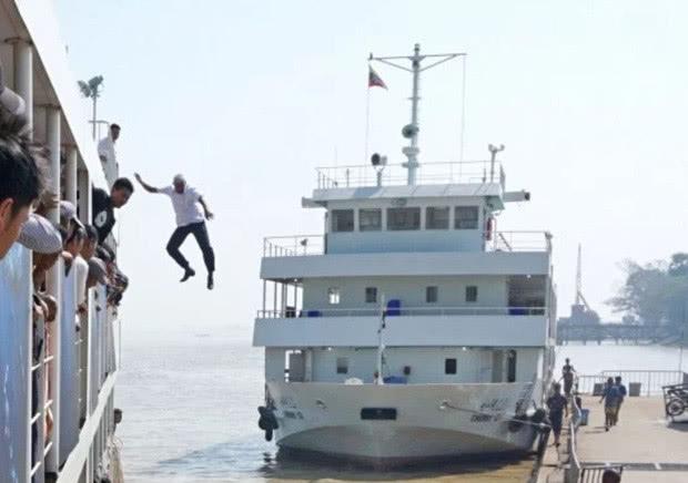 女游客落水6旬船长从12米高处跳水救人，情急之下衣服鞋都没脱