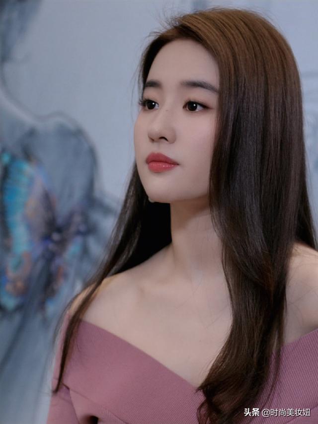 刘亦菲气质非一般，穿一字肩针织衫配半身裙，32岁美得不像话