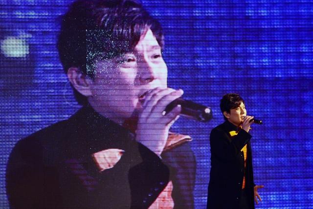 年逾51岁的情歌王子张信哲,至今还单身,看完您就懂了