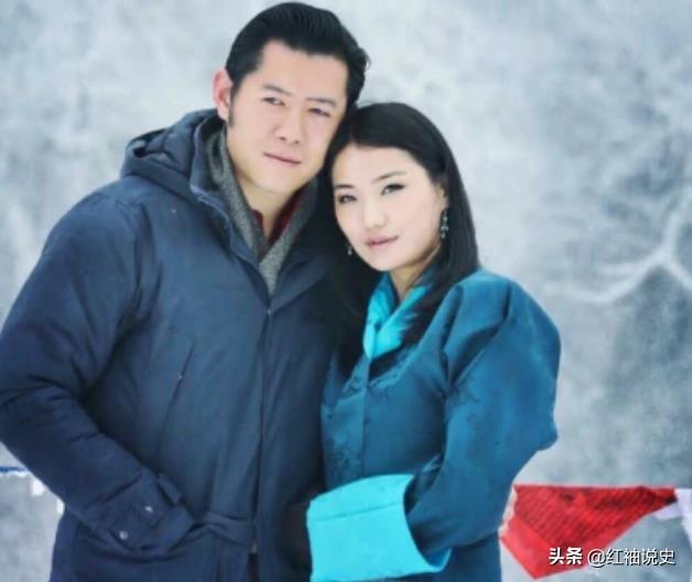 不丹王后产后受委屈！4位婆婆争相抱龙太子，佩玛脸部浮肿被忽视